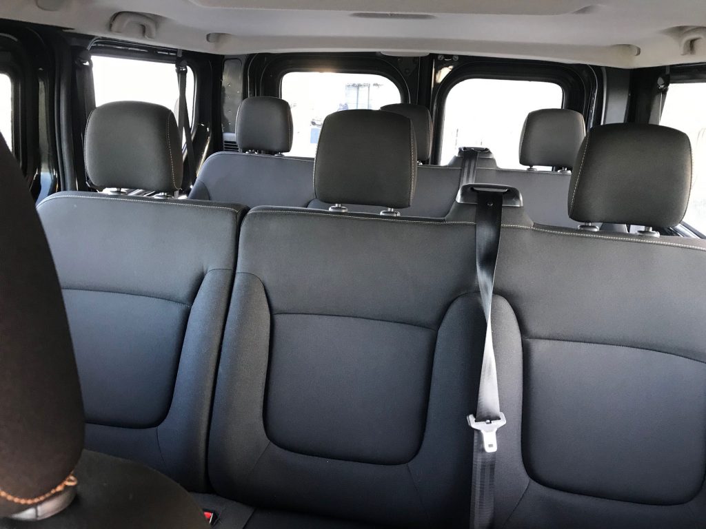 intérieur-minibus-9-places-location-finistère-landivisiau