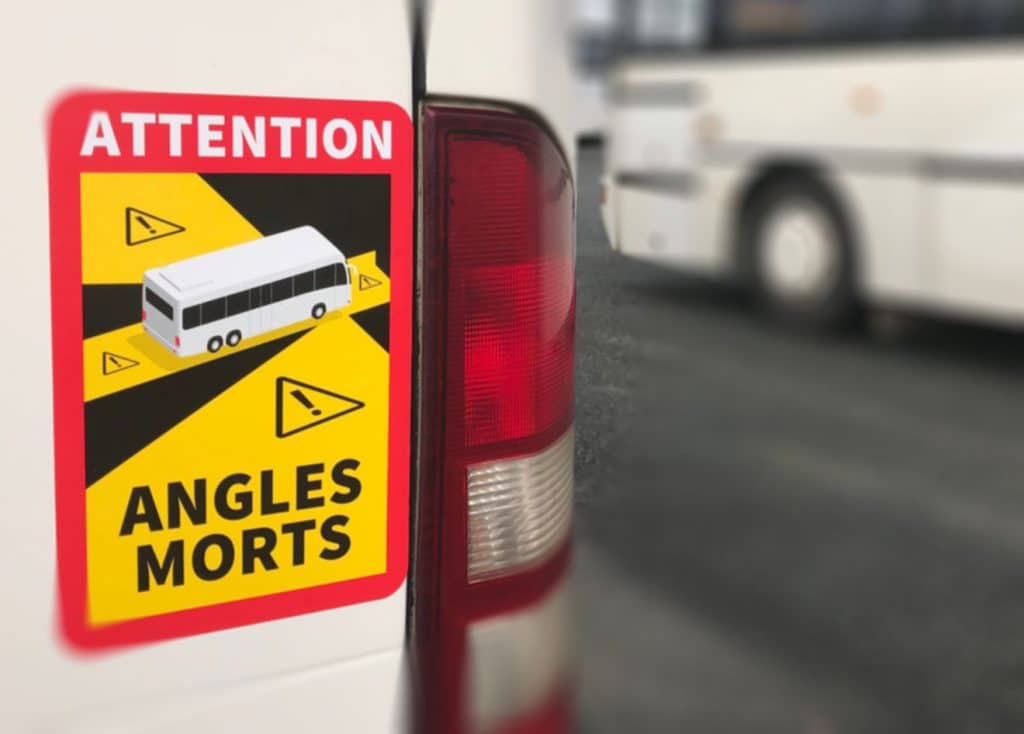 Depuis le 1 er janvier 2021, la signalisation des angles morts sur les autocars est obligatoire. Tous nos véhicules sont équipés par ces nouveaux autocollants rouge, noir et jaune.
